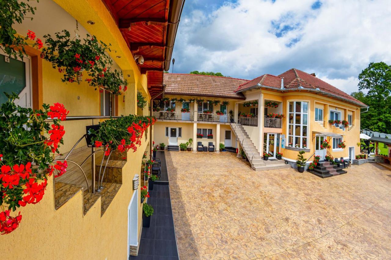 Pensiunea Valea Magurii Novaci-Străini Exterior photo